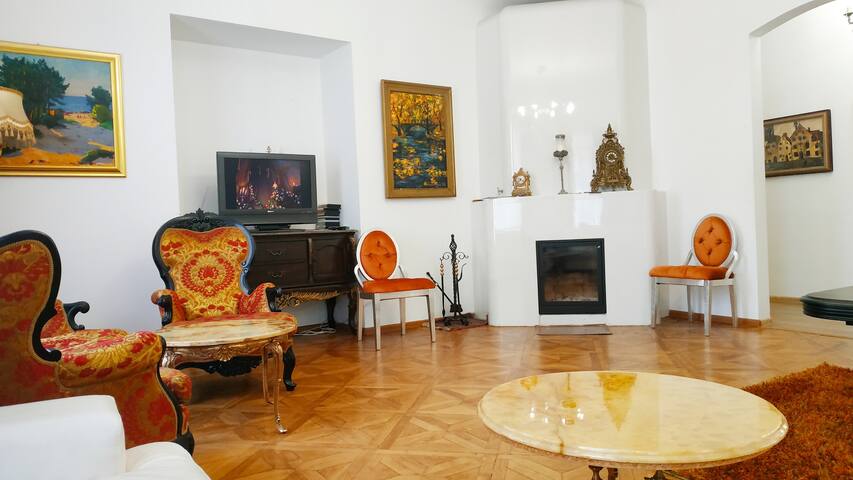 Old Town Charm 5bedrm 178sqm 7 rooms appartment gallery image 3