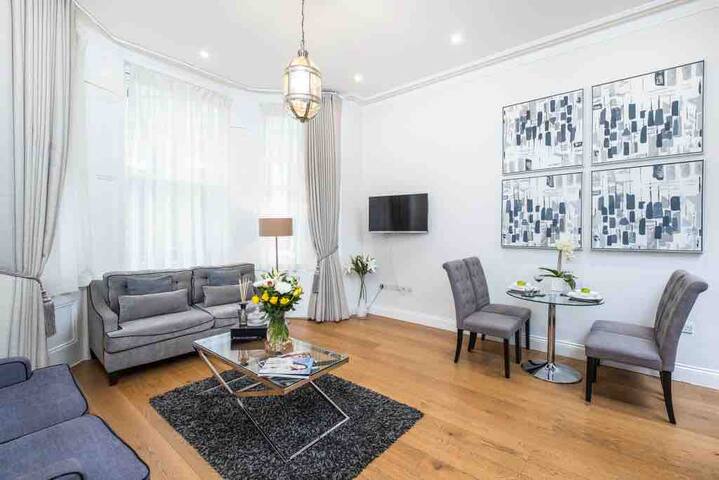 Luxury 2 bedroom in South Kensington & Chelsea. gallery image 5
