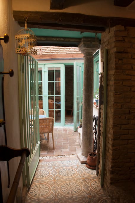 Entrada a la casa y patio