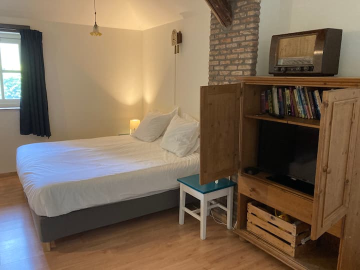 Hoek voor het bed (twee keer 90x200cm) en tv weggewerkt in kastje. 