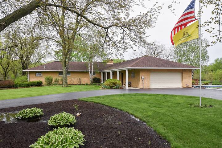 4 Bed / 3.5 Bath Private Lakefront Property