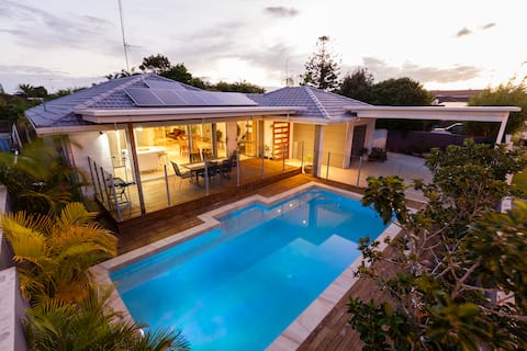 “Getaway” Great Value 5 min walk to Mermaid Beach