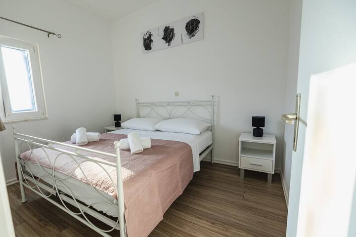 ️ Sweet Dreams Await: camas cómodas, sábanas frescas y espacio para recargar energías.