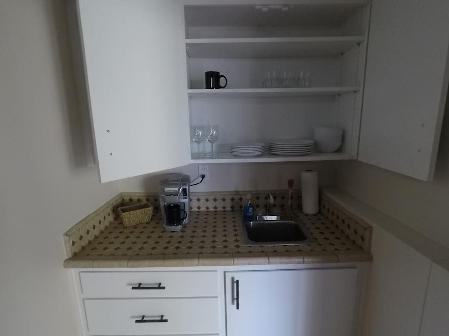 Keurig & Flatware for 6