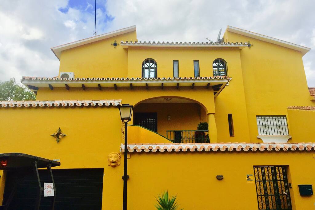 Fachada principal en la mejor zona residencial de Nueva Andalucía-Puerto Banús