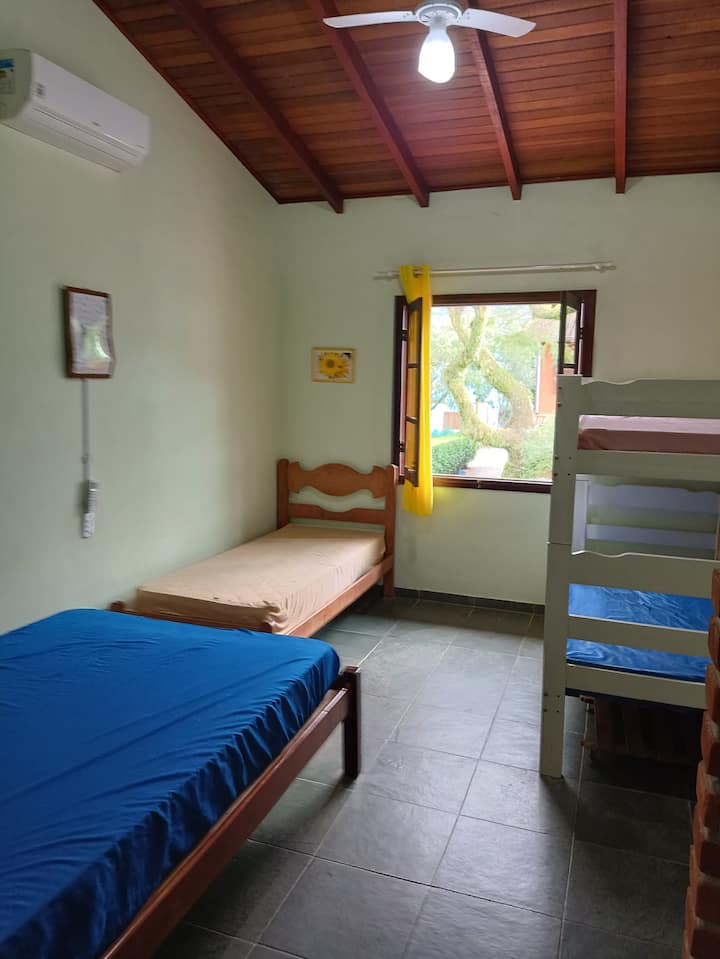 Chumba 1 cha juu kilicho na KIYOYOZI NA FENI