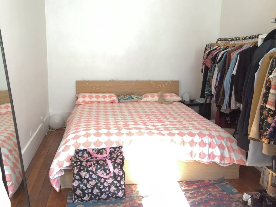 La chambre avec un grand lit