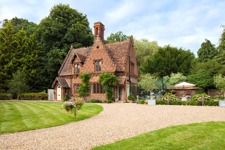 Get Gate Keepers Lodge 2 Bedrooms 1 Bathroom Cottage Surrey United For Android Get Wallpaper Gate Keepers Lodge 2 Bedrooms 1 Bathroom Cottage Surrey United For Android
