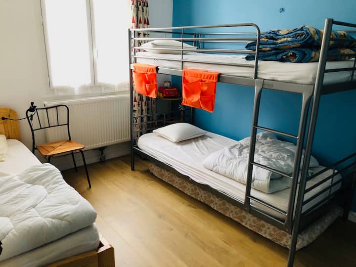 Საძინებელი 1 ორსართულიანი საწოლით და 1 ერთადგილიანი საწოლით (1 ლეიბი ხელმისაწვდომია დამატებითი საწოლისთვის)