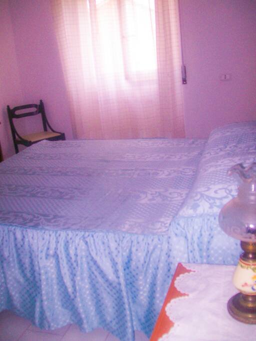 camera con letto matrimoniale divisibile in 2 lettini singoli,comodini,sedie