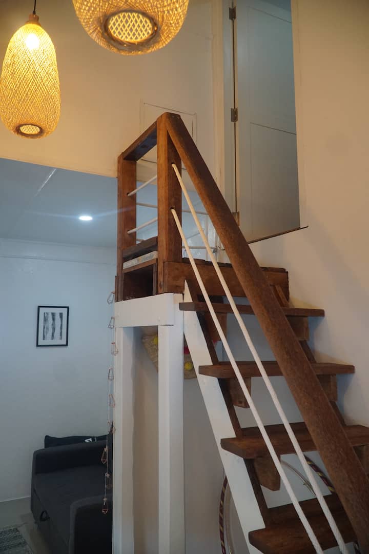 מדרגות מקוריות מעץ קוקוס לחדר השינה בלופט