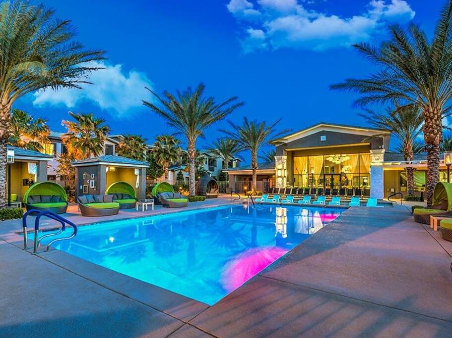 24 Hour Pool/Hot Tub and Cabanas w/BBQ Grills and Flat Screens & Gas Fire Pit