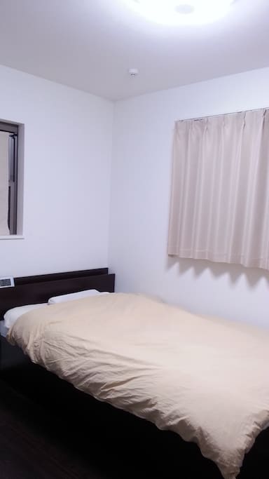 A semi-double bed (120cm x 200cm)