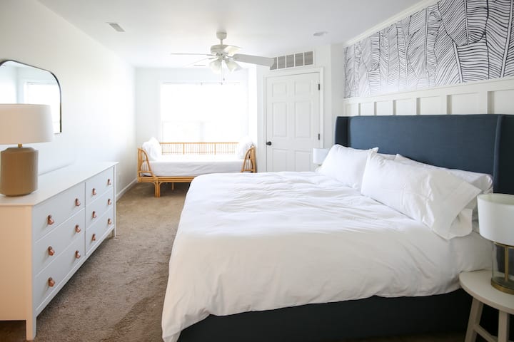 带加大双人床和日光浴床的主卧