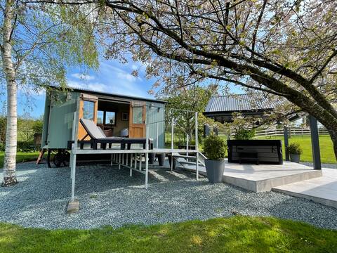 Lake Farm Shepherds Hut, Self Catering & hot tub