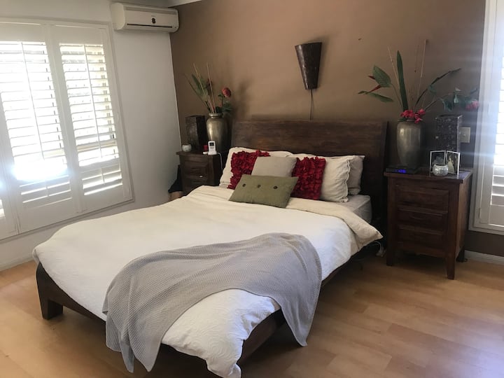 Camera da letto principale con accappatoio e bagno privato (aria condizionata/riscaldamento) 