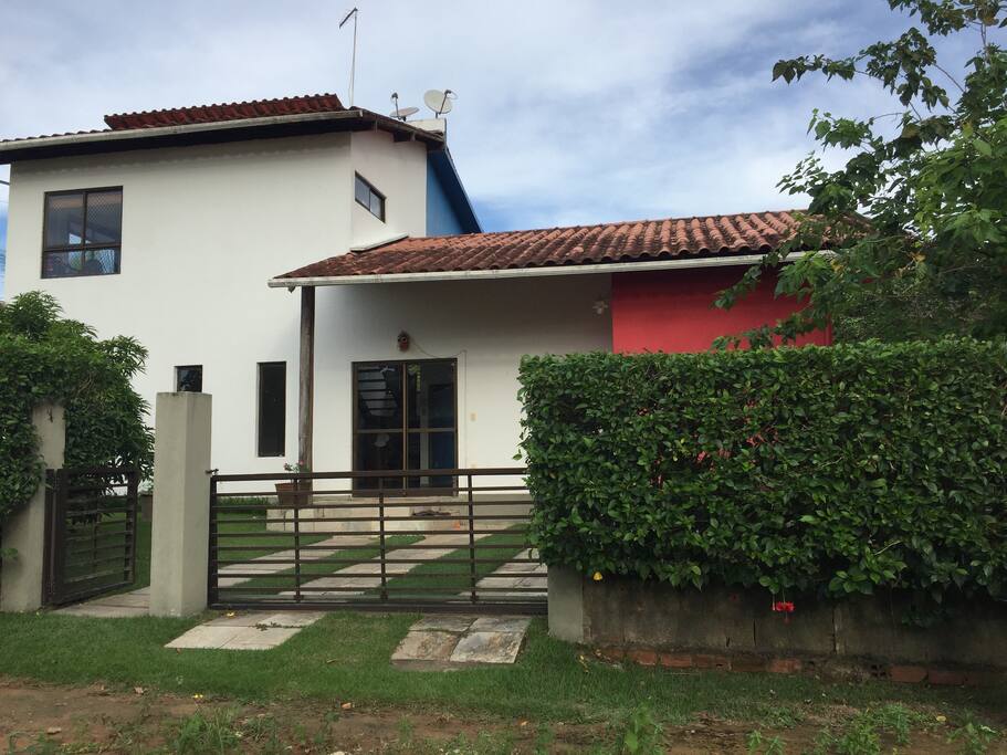 Casa de campo, em área reservada e privilegiada do condomínio, segura, com bastante espaço verde.