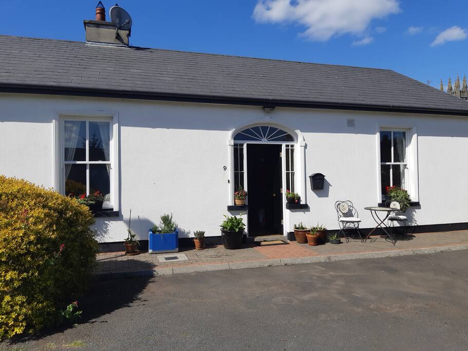 style bungalow 2 mins from town square Houses for Rent in