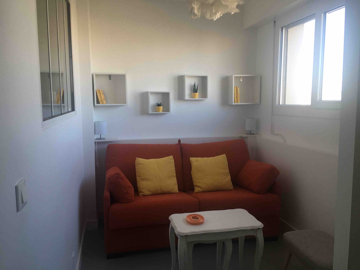Popular Airbnb listing: Spacious apartment with unobstructed view of Rennes city center in Bourg L'évesque La Touche Moulin Du Comte