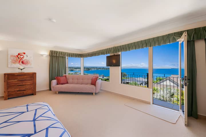 تم تصميم غرفة النوم الرئيسية خصيصًا لالتقاط مناظر بحيرة تاوبو وجبل روبهو