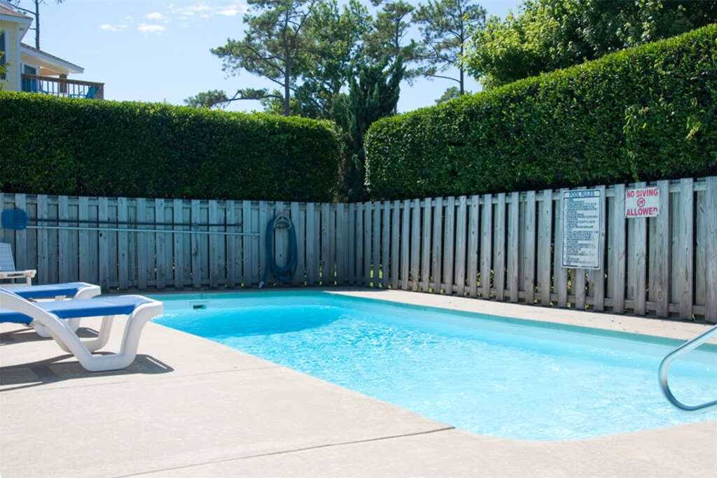 CL537: It's A Wonderful Life | Pool Area