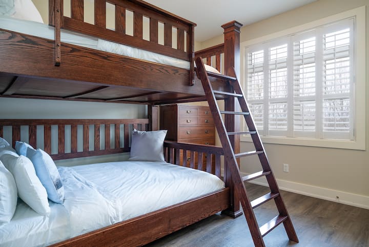 חדר שינה הממוקם בקומה הראשית עם מיטת קווין סייז