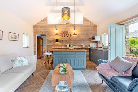 The Cow Shed—Luxury Barn Moments From Narberth
