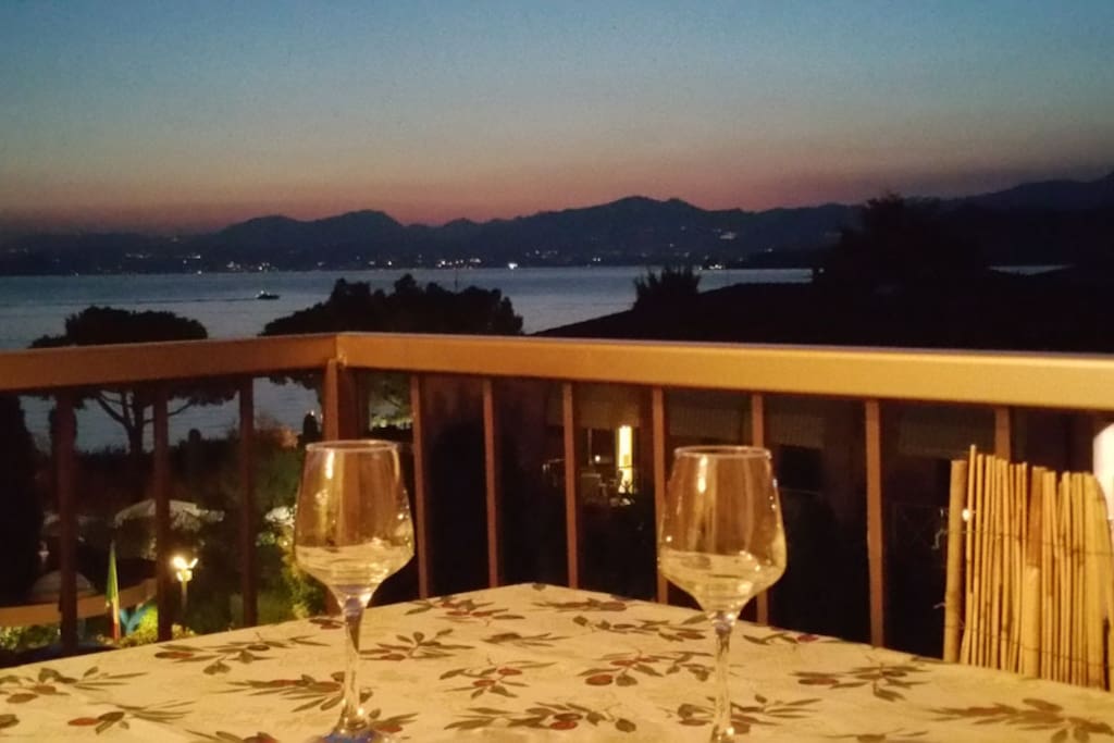 Blick vom Balkon auf den See