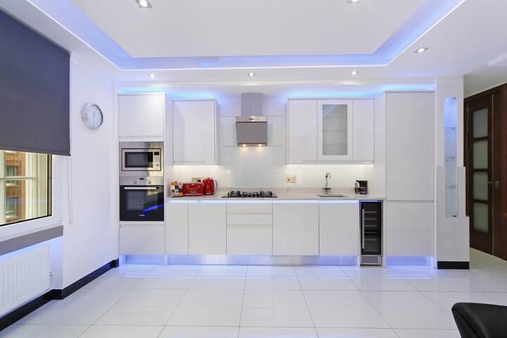 Spacious Four-Bedroom Apartment Near Oxford Street gallery image 2