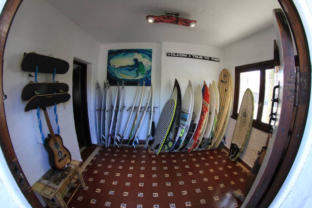 Entrada de LaWhite con tablas de surf y skate para los huéspedes