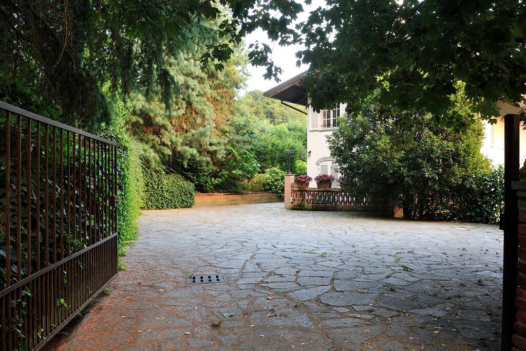 Ingresso alla casa e zona parcheggio