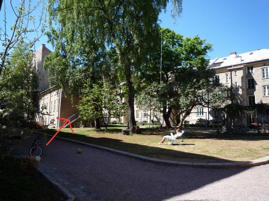 Leiligheten ligger i en stor, frodig og hyggelig gård på Grünerløkka.