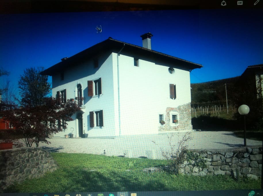 Questa è la casa dove vi ospiteremo, tra i vigneti, con giardino,ampio parcheggio e il gazebo dove rilassarsi al tramonto o fare colazione la mattina.