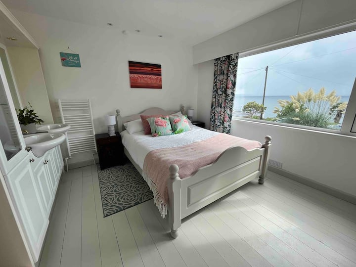 Ფლამინგოსის ბუდე - მთავარი დაბლა. Საწოლის ზომა და შესანიშნავი ხედები, უზარმაზარი გარდერობი და ორმაგი ნიჟარები.
