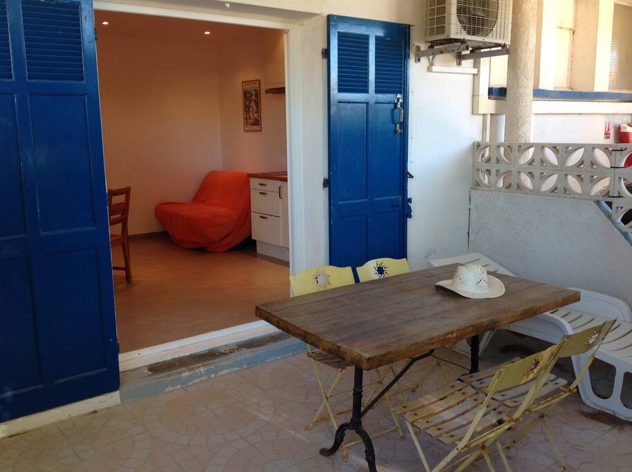 Studio et terrasse côté jardin - terrasse ombragée - pas de vue mer -
