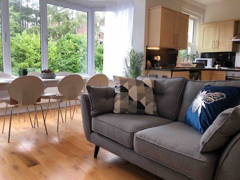 Stylish 3 bed/bath apartment + parking near beach