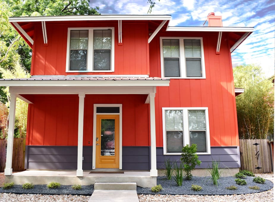 2 story contemporary home at downtown Austin. Walking distance to Bars and BBQ