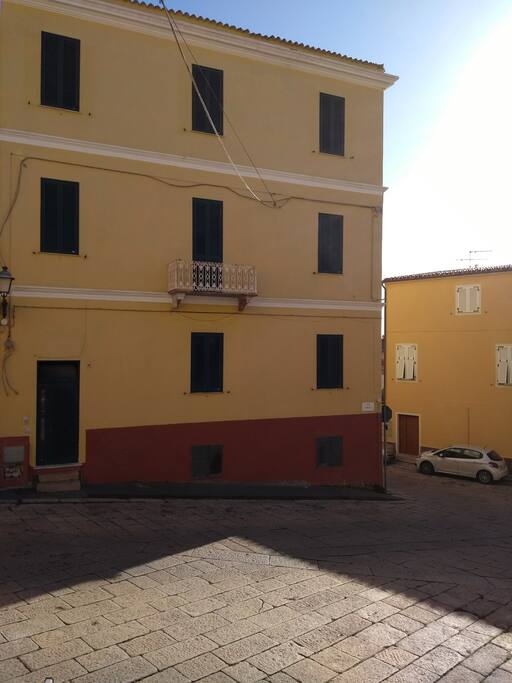 Portone verde, ingresso condominio ( primo piano)