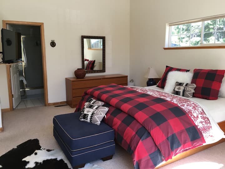 Glavna spavaća soba - bračni krevet (širine 180 - 200 cm)