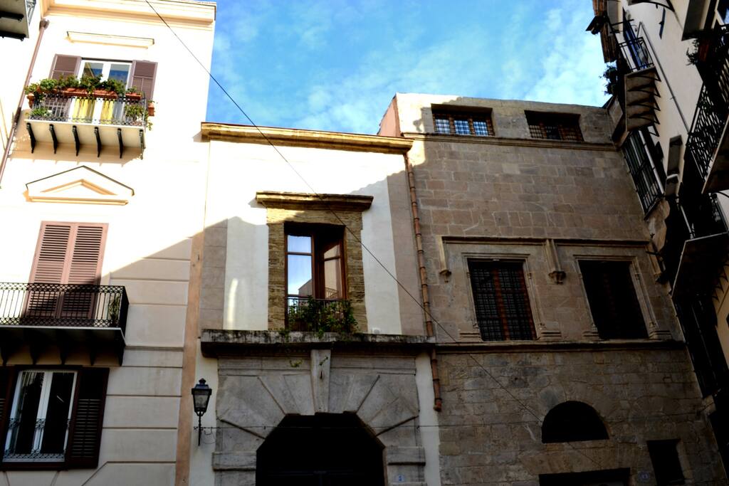 ingresso principale,da piazzetta Resuttano