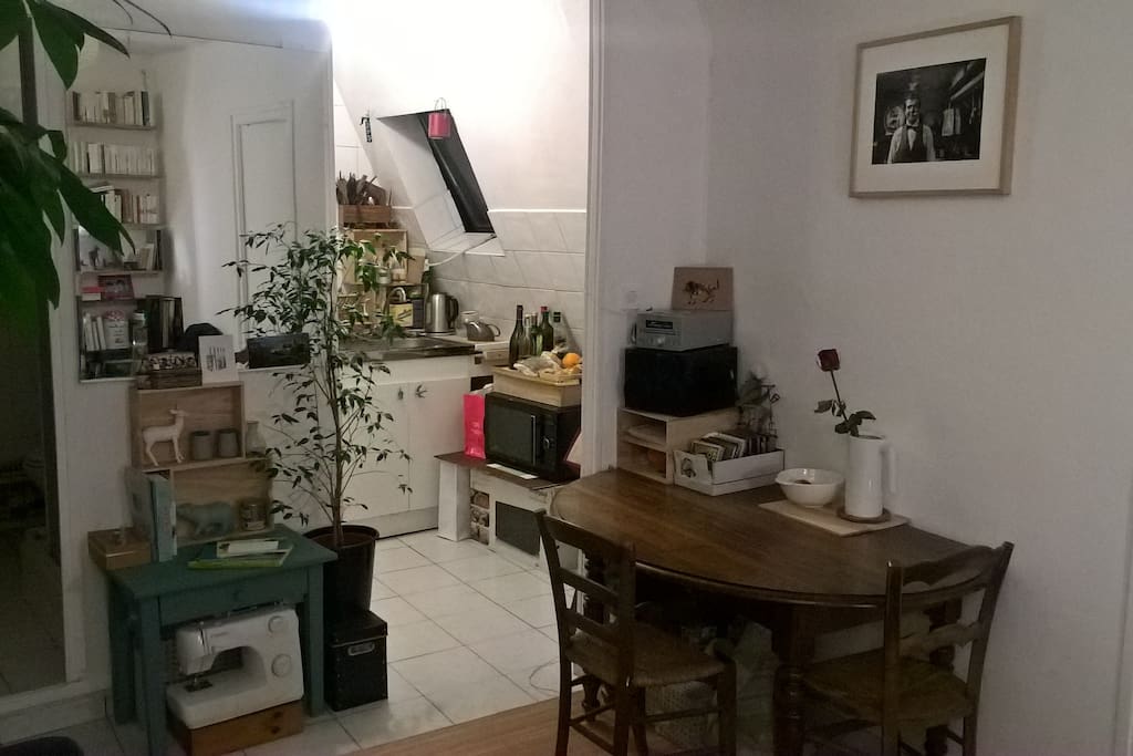 Salon ouvert sur la cuisine.