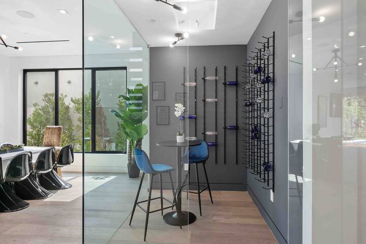 Hollywood Hills 5 BR Villa, Pool, Rooftop, Parking gallery image 3