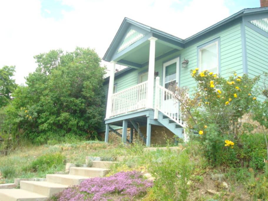 LITTLE VICTORIAN 1864 COTTAGE IN HISTORIC CENTRAL CITY