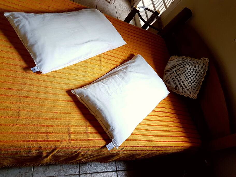 Cama de casal e travesseiro