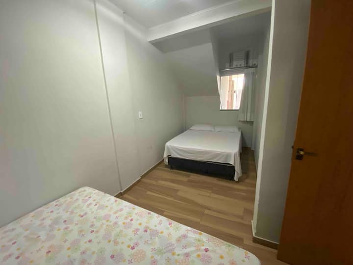 Chumba cha kulala: kitanda kimoja cha watu wawili na kitanda kimoja. Kiyoyozi.