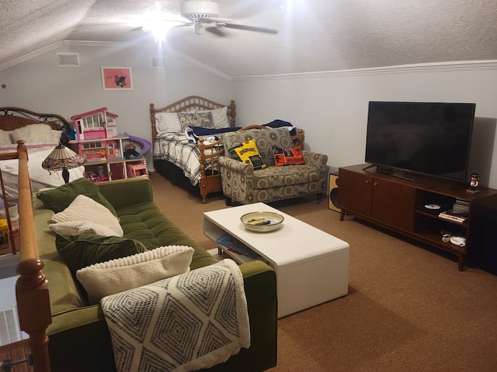 Sala de juegos/dormitorio para niños loft en la planta superior 