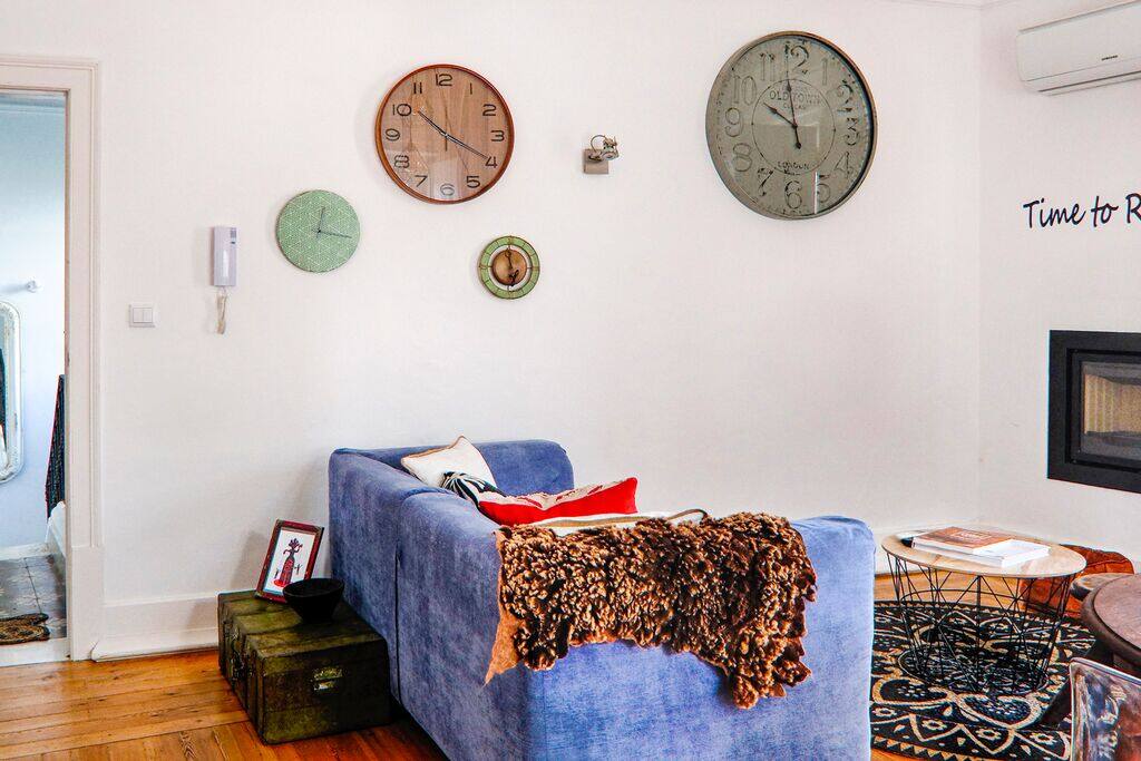 Sala com relógios de parede, desfrute do seu tempo!