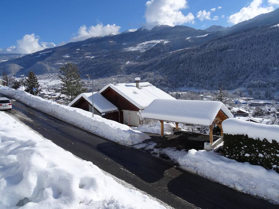vue de la maison en hiver avec l'abri voiture