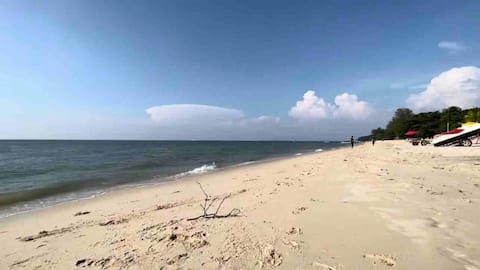 Direct Walk To Beach @ By The Sea Apartment - LV2