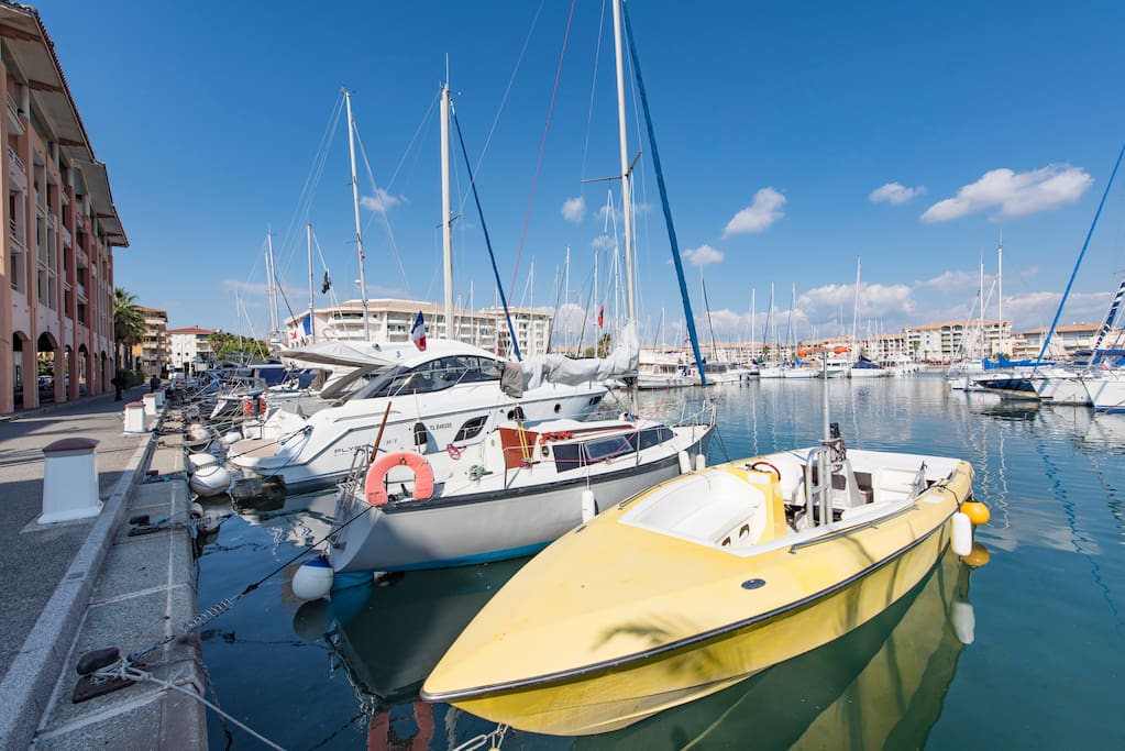 quai de caravello , la plage est juste là